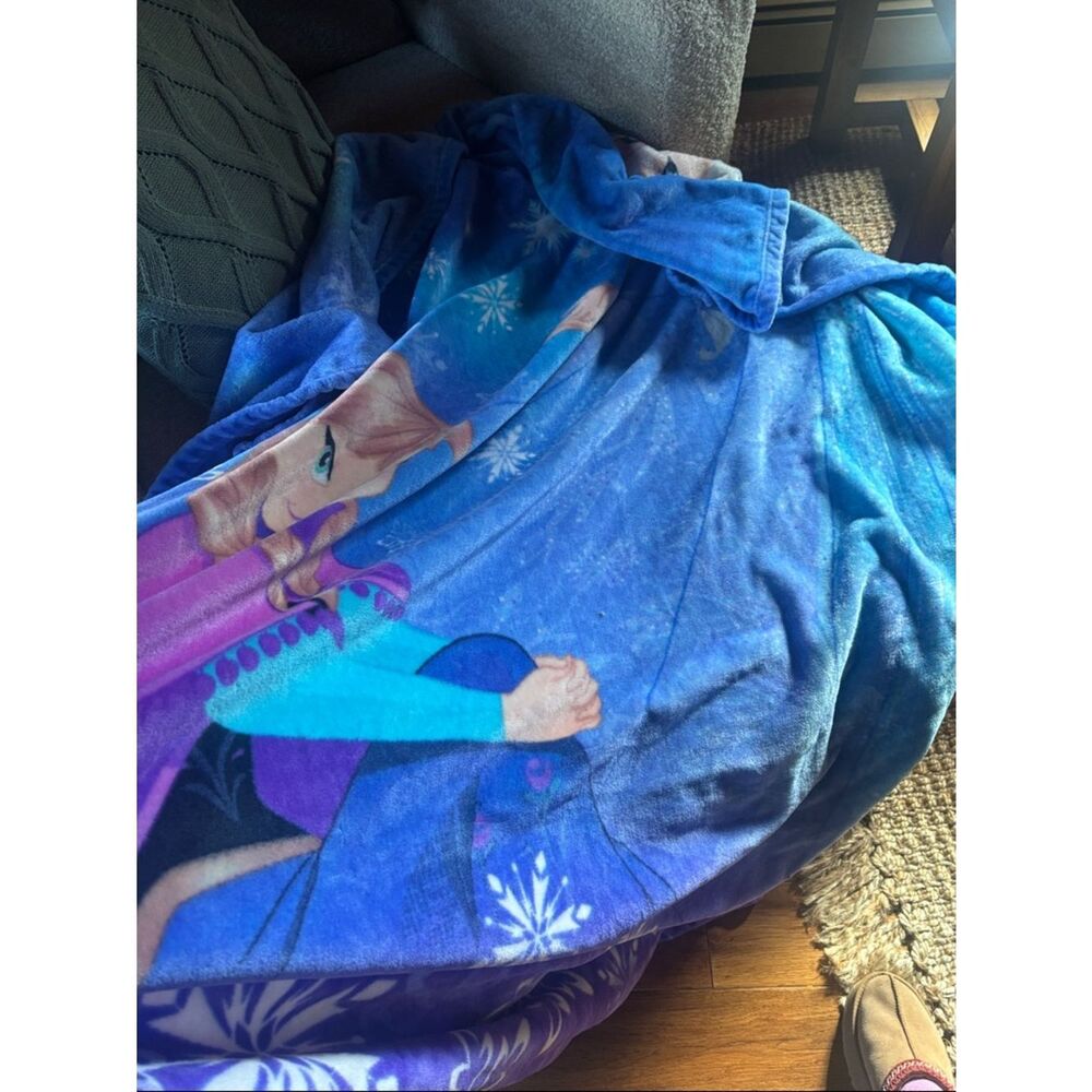 Frozen Elsa and Anna oversized super soft Throw Blanket - Picture 6 of 6